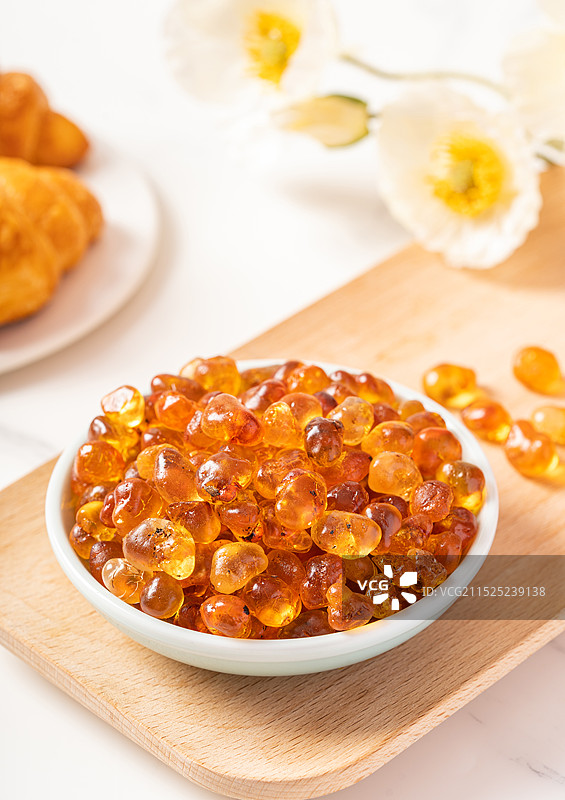 碟子里的桃胶图片素材