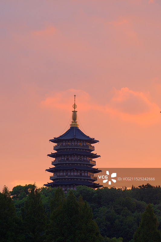 落日夕阳下的雷峰塔，拍摄于西湖图片素材