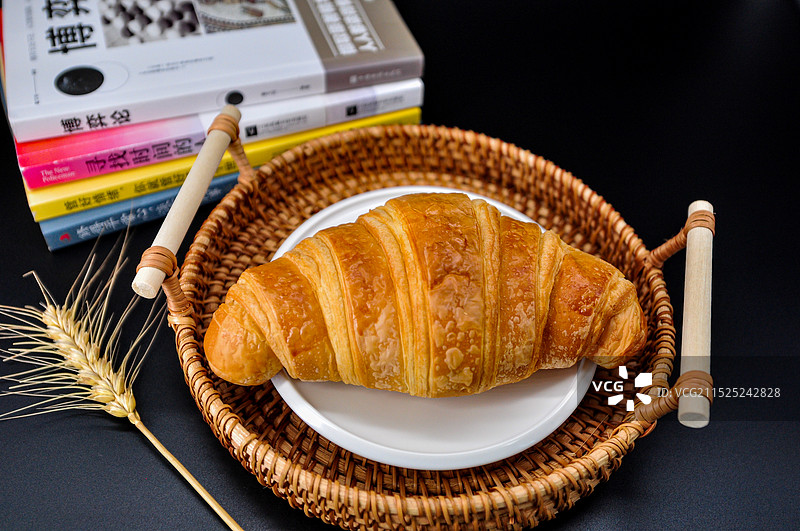 可颂牛角面包与生椰拿铁咖啡静物特写图片素材