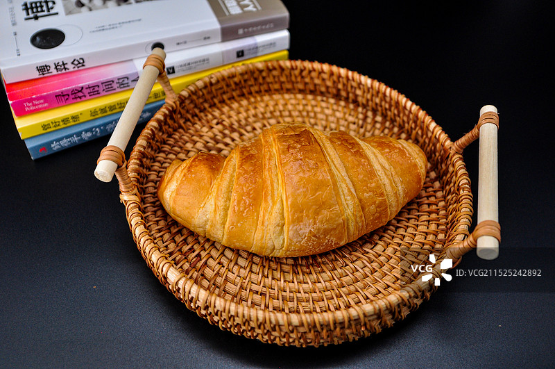 可颂牛角面包与生椰拿铁咖啡静物特写图片素材