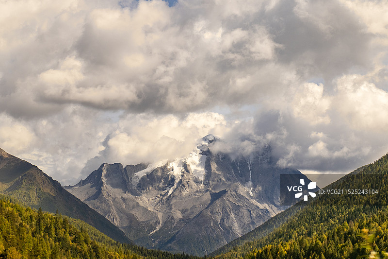 白雪皑皑的亚拉雪山在天空中的全景图片素材