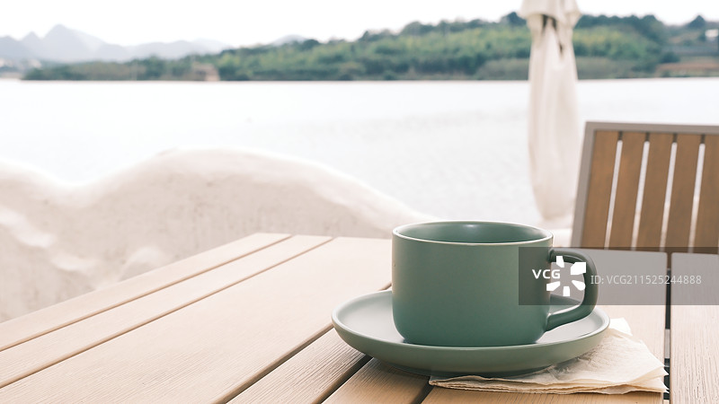 桌上咖啡杯特写镜头图片素材