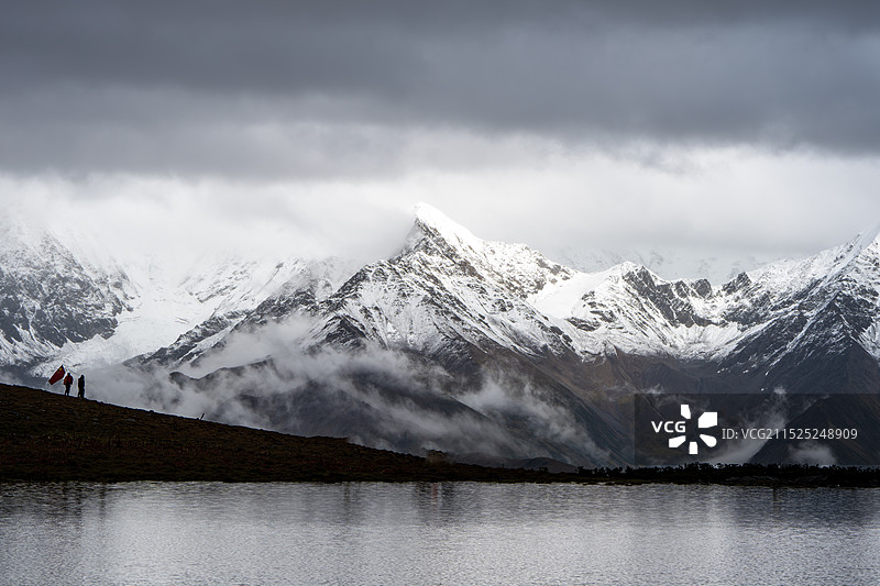 雨天冷嘎措图片素材
