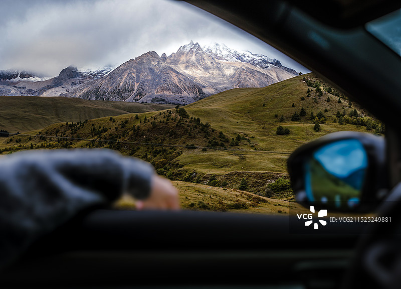格聂南线，神山脚下自驾路线图片素材