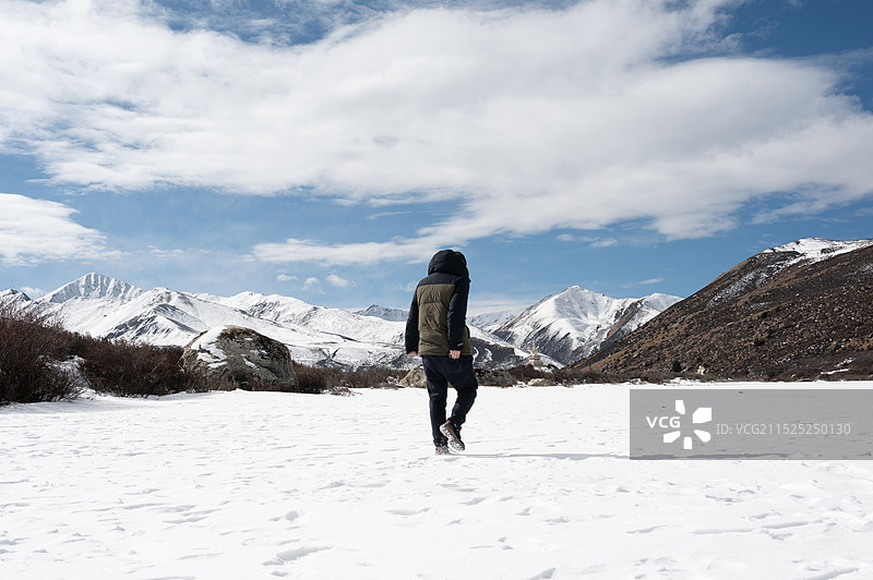 冬季川西姐妹湖上行走的人图片素材