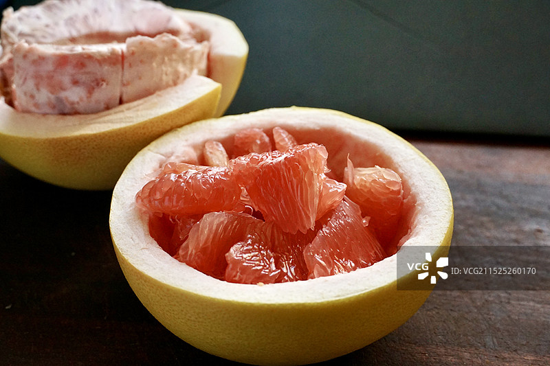 剥好的红心蜜柚图片素材