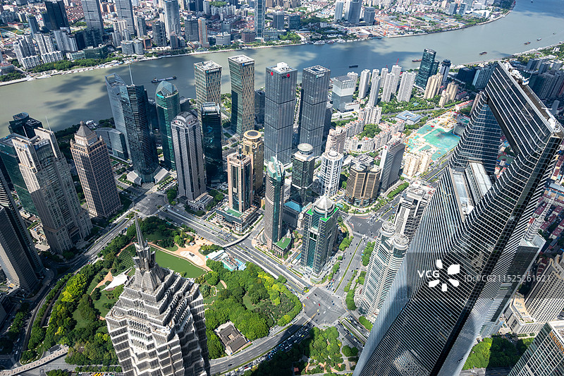 东方之巅超赞机位，上海中心大厦118层俯瞰城市风光图片素材