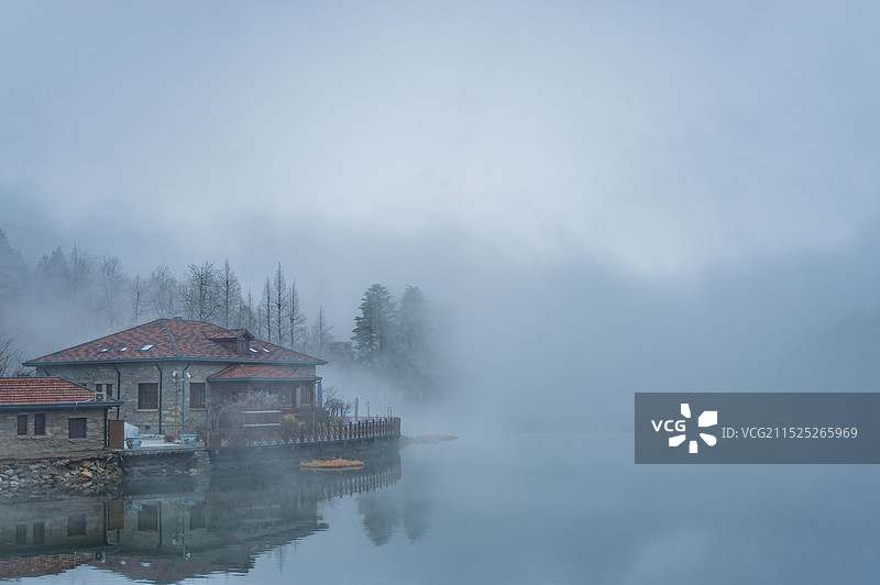 雾凇里的庐山如琴湖图片素材