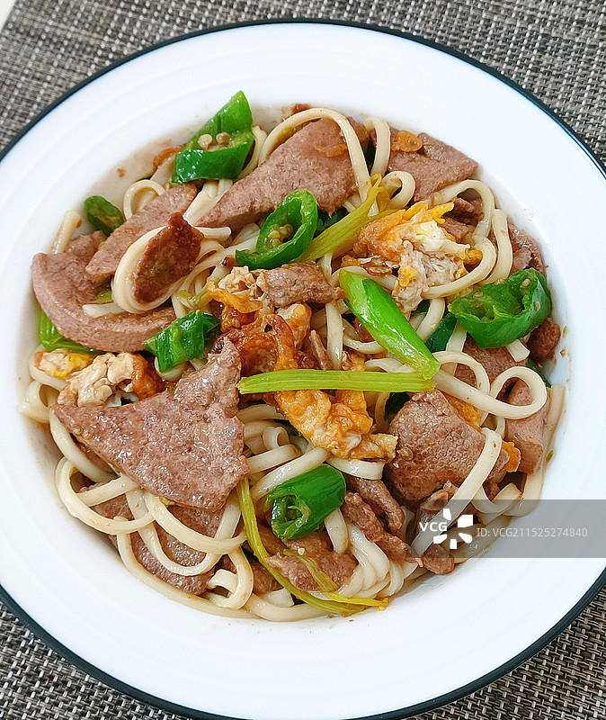 桌子上盘子里的猪肝拌面图片素材