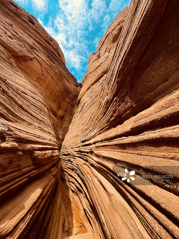 岩层低角度视图/波浪谷中的一线天图片素材