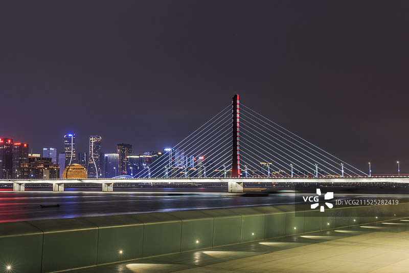 杭州西兴大桥夜景，从滨江绿道望向大桥，背景是钱江新城，夜晚图片素材