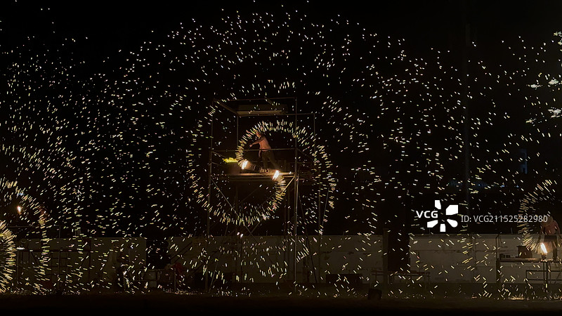 深圳光明农场大观园打铁花表演图片素材