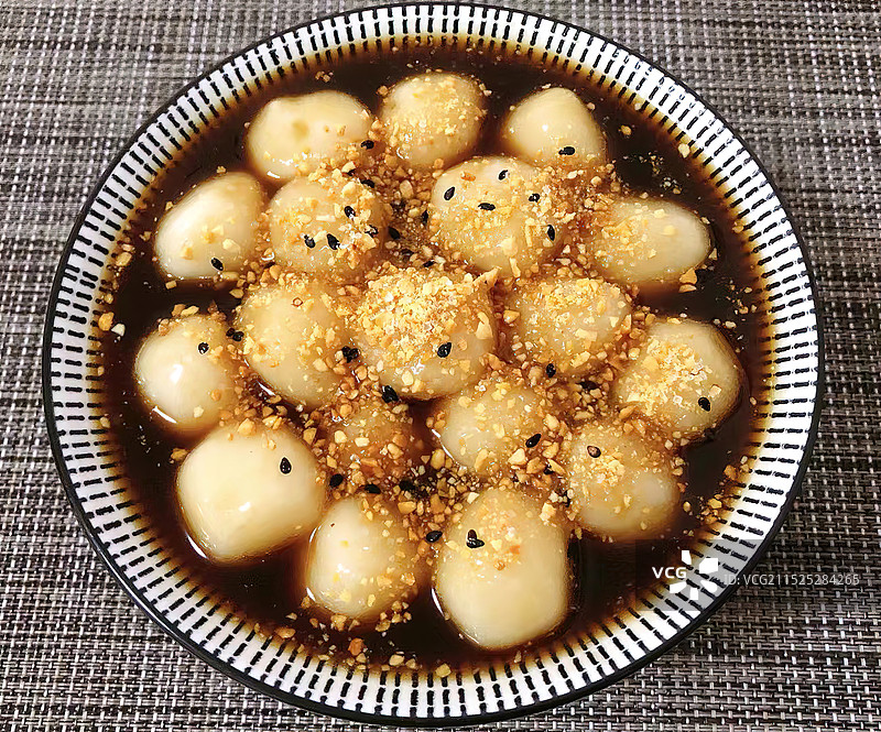 桌上盘子里的闽南汤圆图片素材