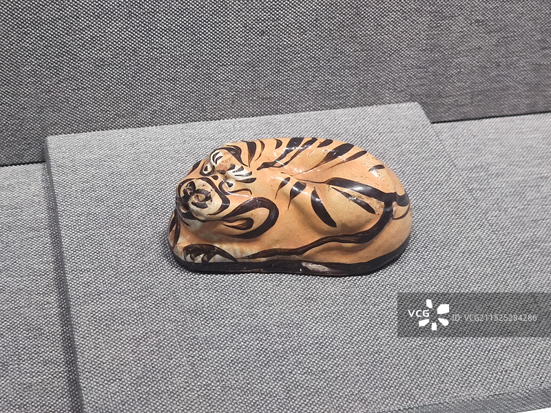 褐地黑白彩狮瓷枕图片素材