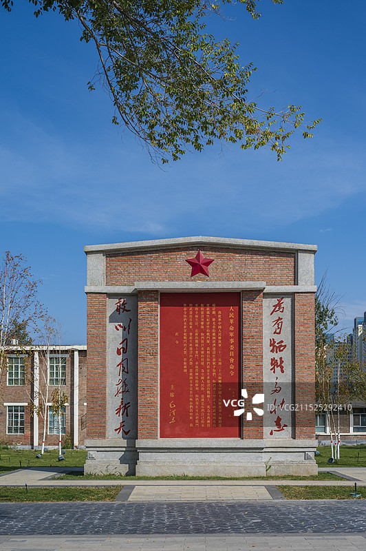 新疆石河子新疆兵团军垦博物馆展示毛泽东发布关于屯垦戍边命令的墙图片素材