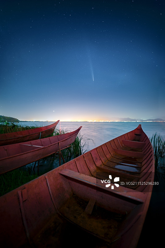 A3彗星划过滇池图片素材