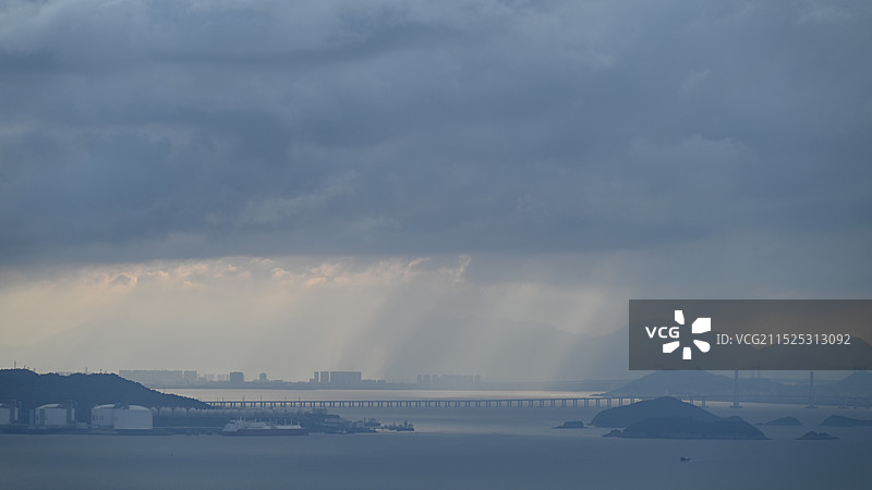 海面上的丁达尔光效图片素材