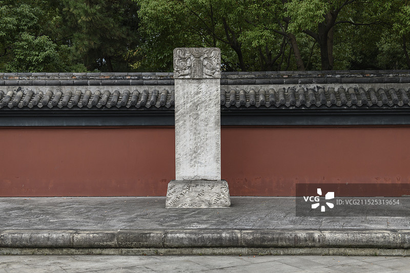 中国浙江嘉兴海宁盐官古城海神庙红墙图片素材