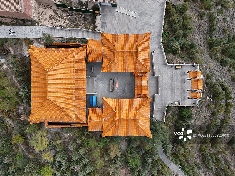 航拍寺庙顶部黄色琉璃瓦图片素材