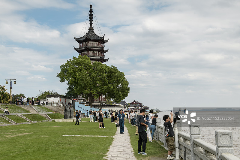 海宁盐官古城观潮公园占鳌塔图片素材