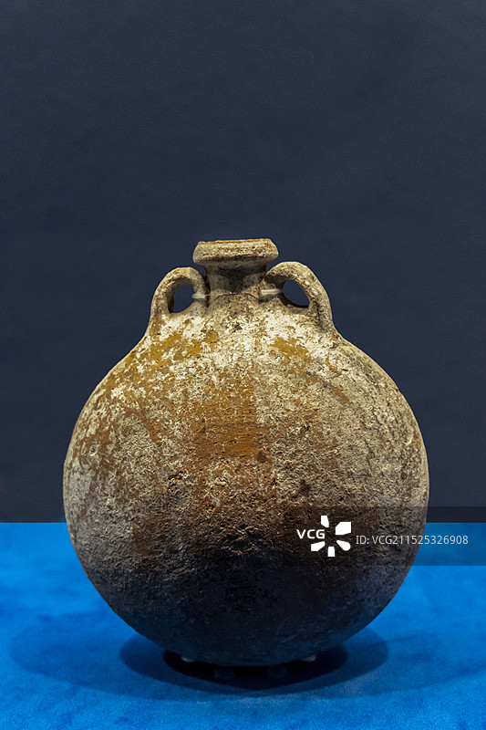 天津博物馆（天津文博院）“哈萨克斯坦历史文物展”：瓶子（黏土，成型工艺，塔尔加尔）图片素材