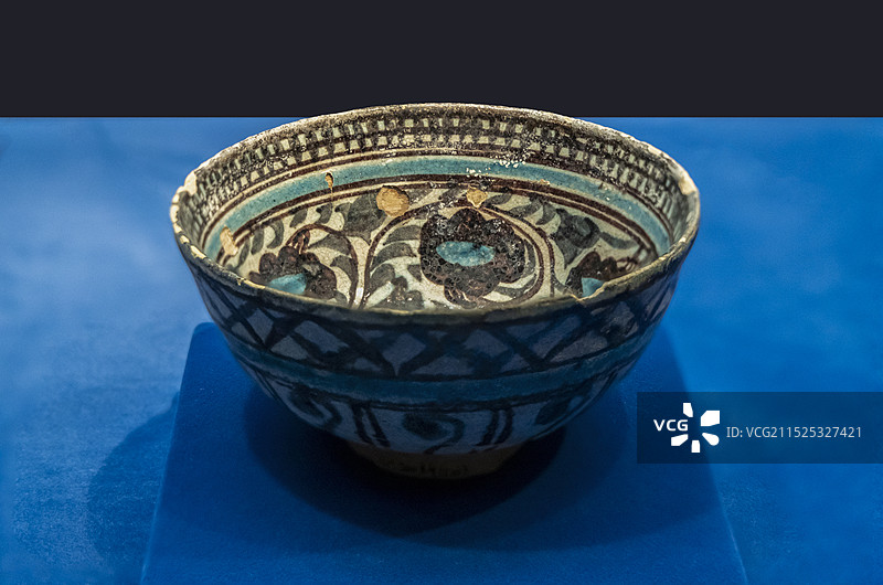 天津博物馆（天津文博院）“哈萨克斯坦历史文物展”：圈足釉面陶瓷碗（11—12世纪，成型、上釉工艺）图片素材