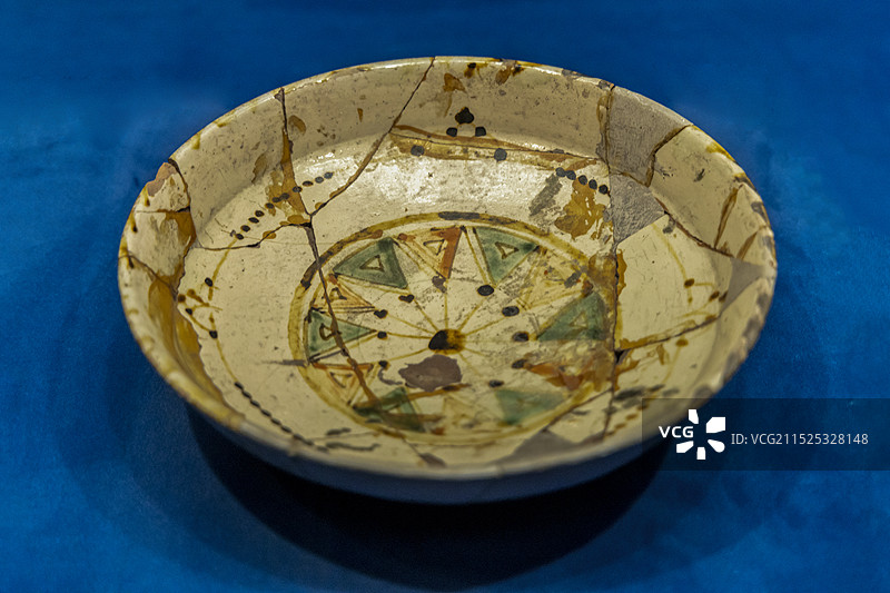 天津博物馆（天津文博院）“哈萨克斯坦历史文物展”：釉面碗（11—12世纪，黏土，烧制、陶轮等工艺）图片素材
