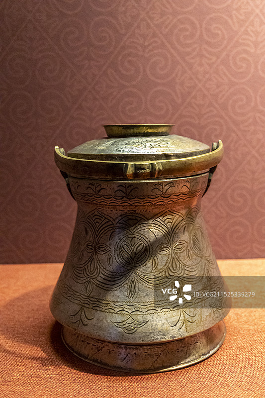 天津博物馆（天津文博院）“哈萨克斯坦历史文物展”：带盖桶（18世纪，锻造、雕刻等工艺，图尔克斯坦州）图片素材