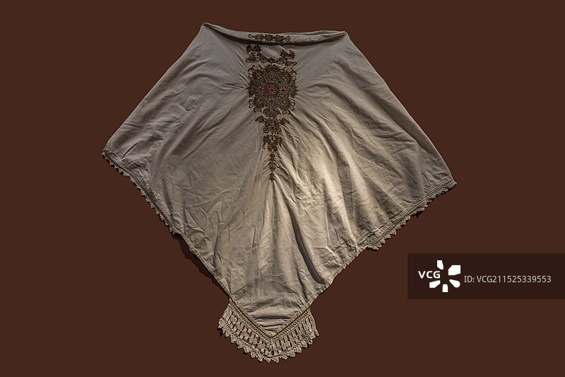 天津博物馆（天津文博院）“哈萨克斯坦历史文物展”：基米谢克—已婚妇女的头饰（刺绣工艺）图片素材