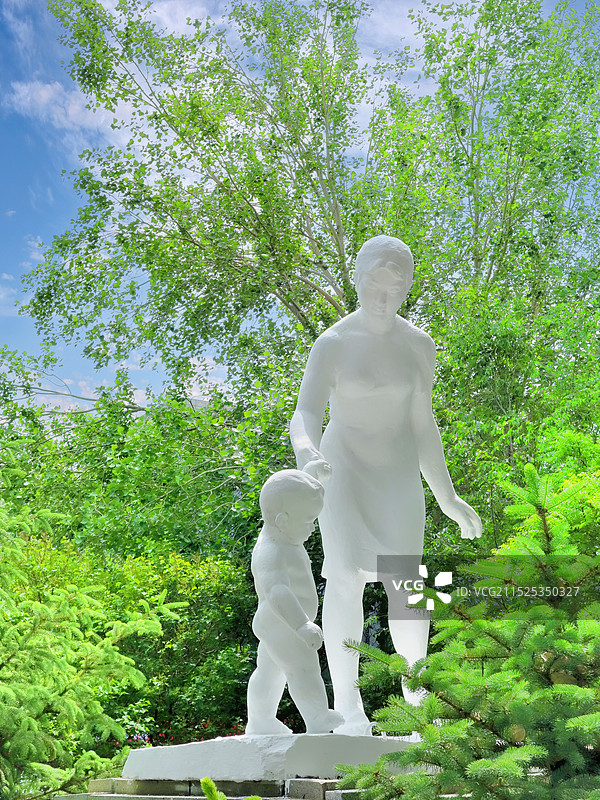 哈尔滨松花江畔斯大林公园十六组雕塑之一“起步”图片素材