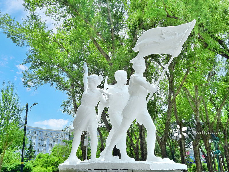 哈尔滨松花江畔斯大林公园十六组雕塑之一“三少年”图片素材