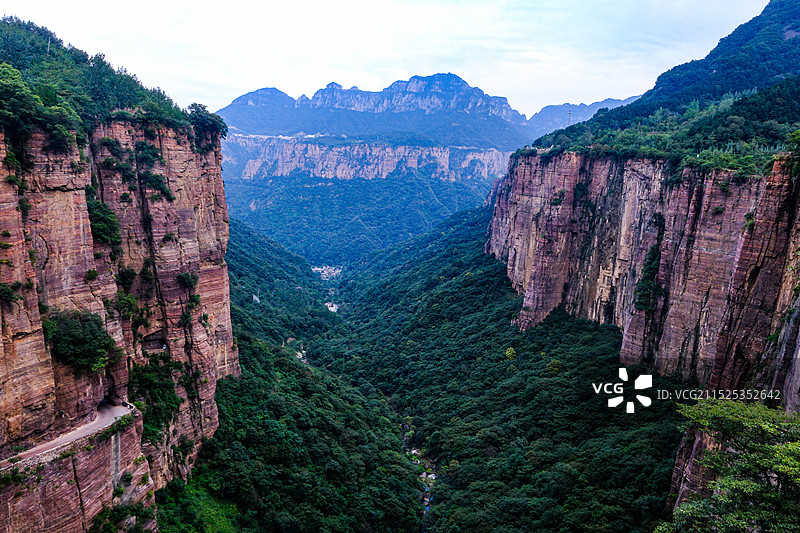 中国河南辉县市万仙山景区，中国南太行，郭亮挂壁公路，绝壁长廊，国家地质公园，国家攀岩公园图片素材
