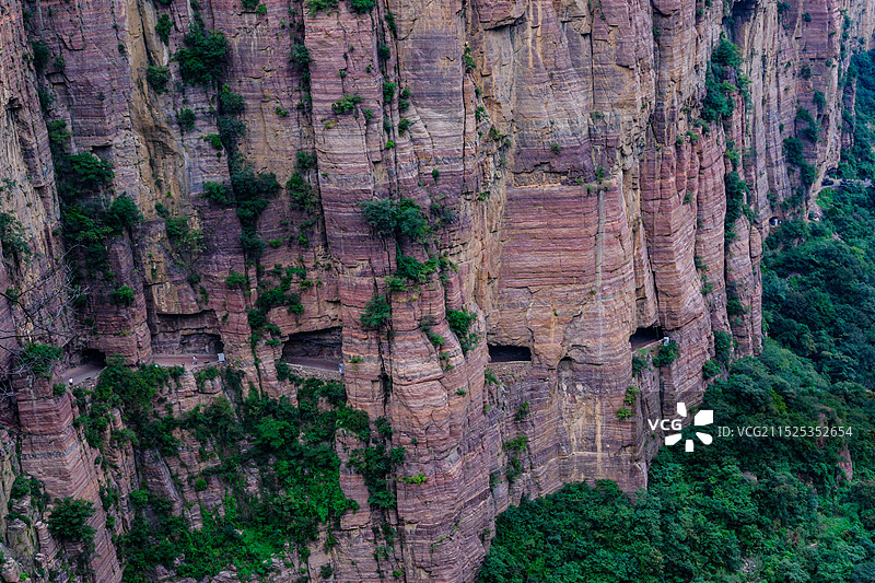 中国河南辉县市万仙山景区，中国南太行，郭亮挂壁公路，绝壁长廊，国家地质公园，国家攀岩公园图片素材