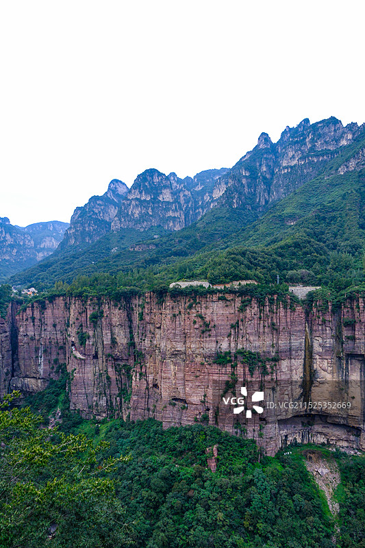 中国河南辉县市万仙山景区，中国南太行，郭亮挂壁公路，绝壁长廊，国家地质公园，国家攀岩公园图片素材