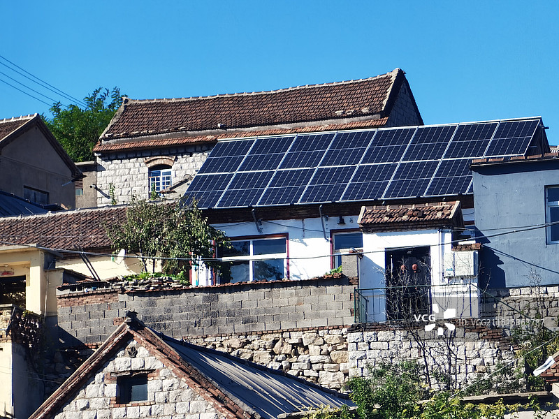 北方农村屋顶的清洁能源太阳能板发电图片素材