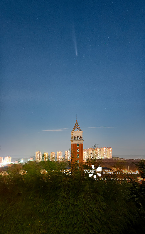 当彗星划过钟楼上空图片素材