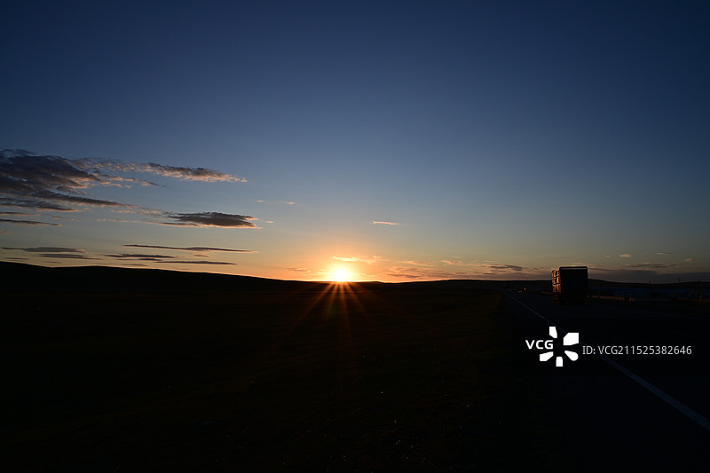 日落时天空映衬的剪影景观图片素材