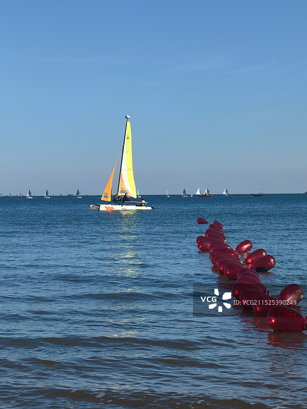 美丽的漂在水上的帆船图片素材