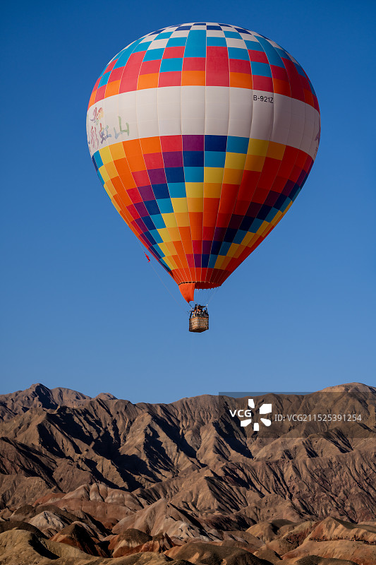 蓝天下热气球的低角度视图图片素材