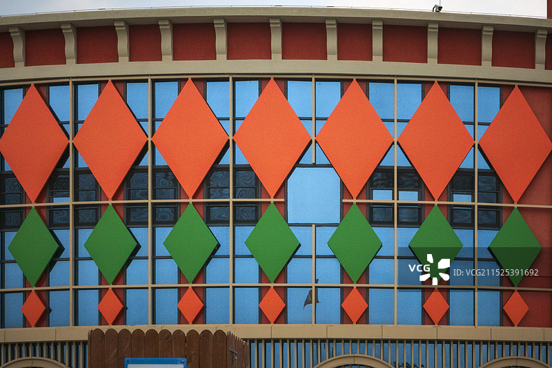 建筑色彩与几何图形低角度视图图片素材