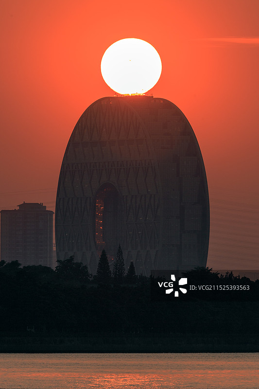 广州圆大厦悬日图片素材
