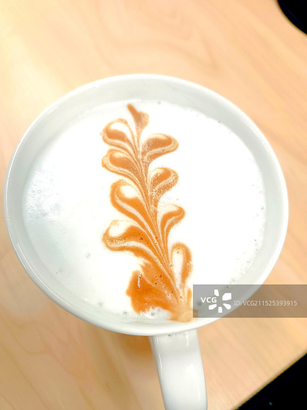 咖啡杯中的植物状拉花图片素材