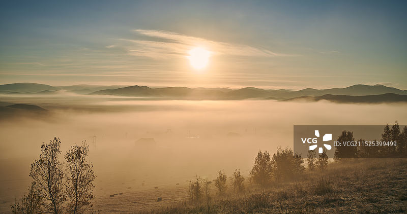 坝上的秋色与晨雾图片素材