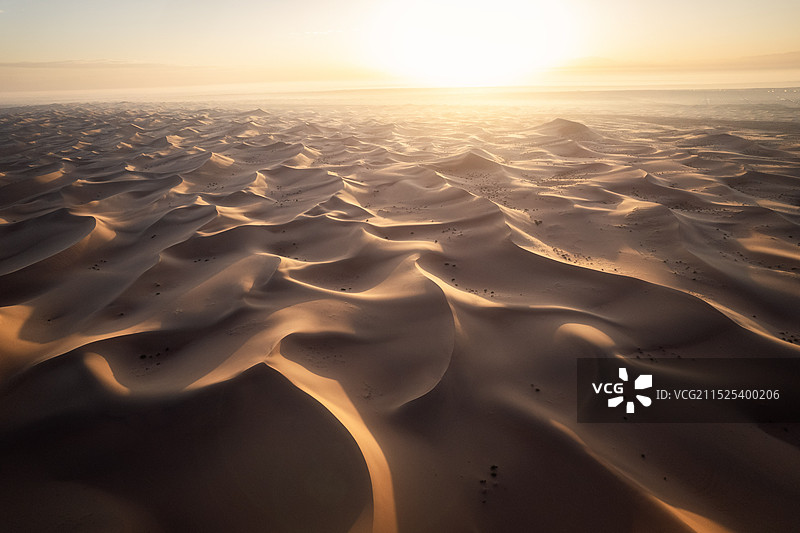 日出时腾格里沙漠对天的景色图片素材