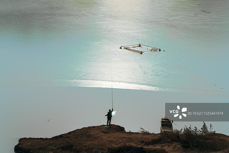 冬天，结冰的湖面，湖边的垂钓者，生活方式图片素材