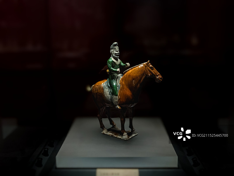 洛阳博物馆藏唐三彩男胡人骑马乐俑，1981年4月出土于洛阳龙门、祖籍中亚粟特安国的安菩夫妇墓葬图片素材