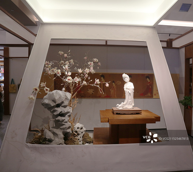 仕女雕塑微景观 中国辽宁省沈阳市辽宁省博物馆图片素材