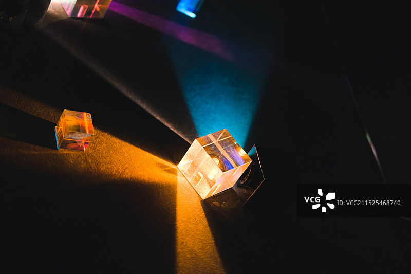 上海天文馆光线射入玻璃发生折射图片素材