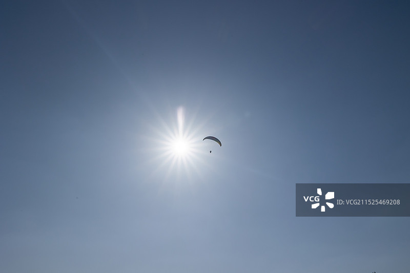 飞向烈日图片素材
