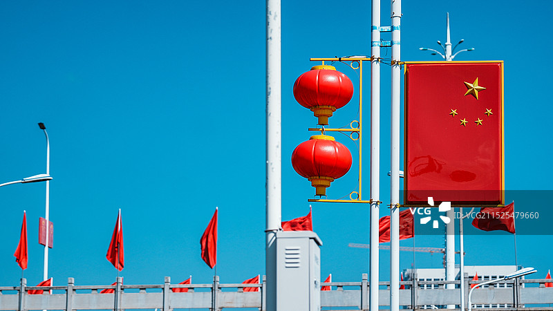 蓝天映衬下的国旗图片素材